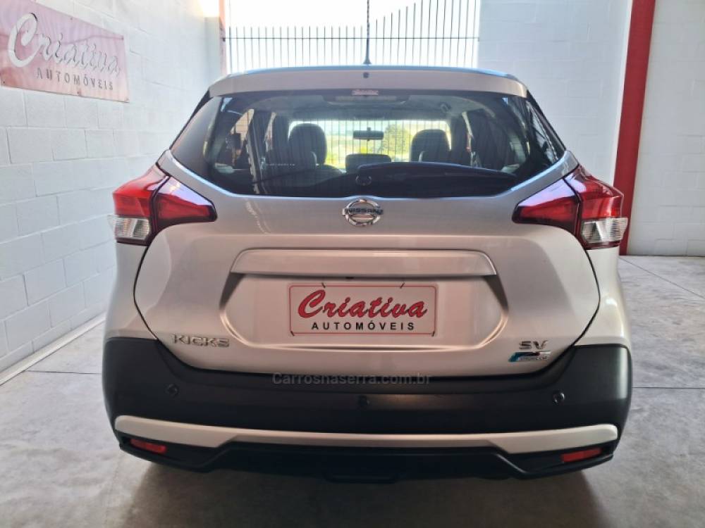 NISSAN - KICKS - 2017/2018 - Prata - R$ 79.890,00