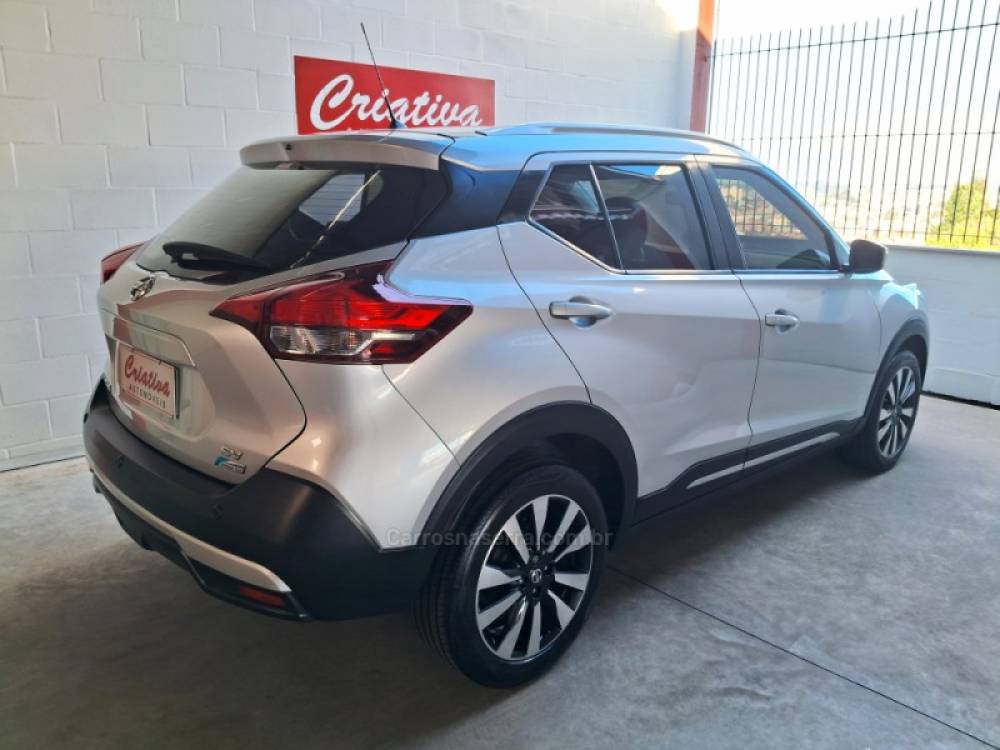 NISSAN - KICKS - 2017/2018 - Prata - R$ 79.890,00
