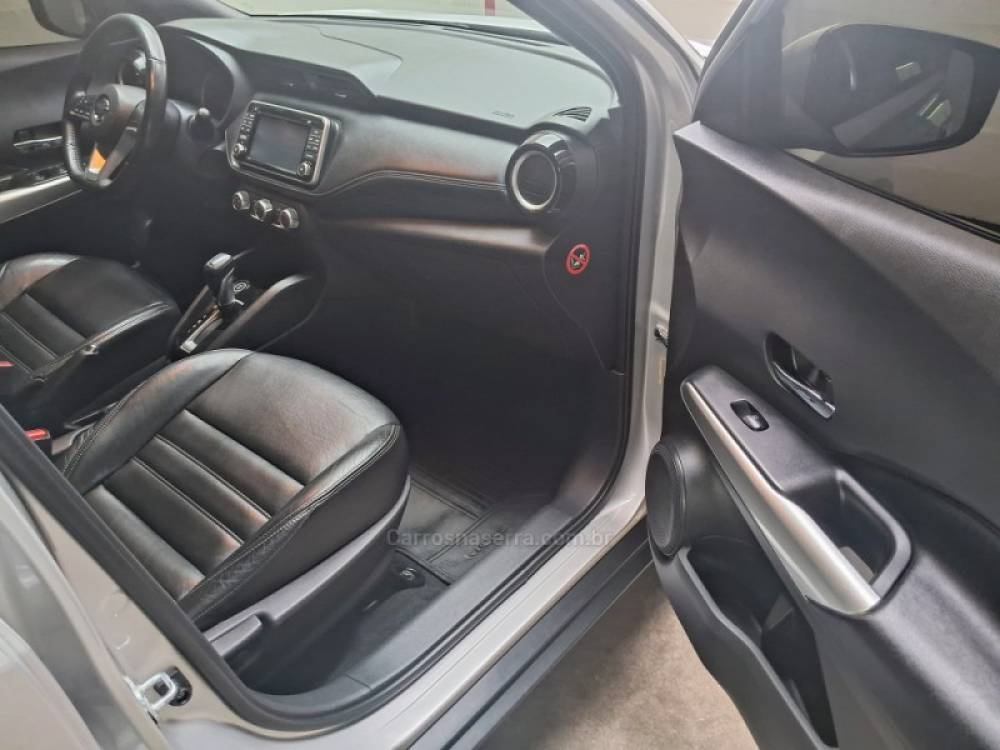 NISSAN - KICKS - 2017/2018 - Prata - R$ 79.890,00