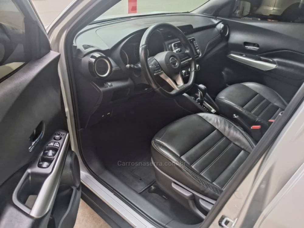 NISSAN - KICKS - 2017/2018 - Prata - R$ 79.890,00